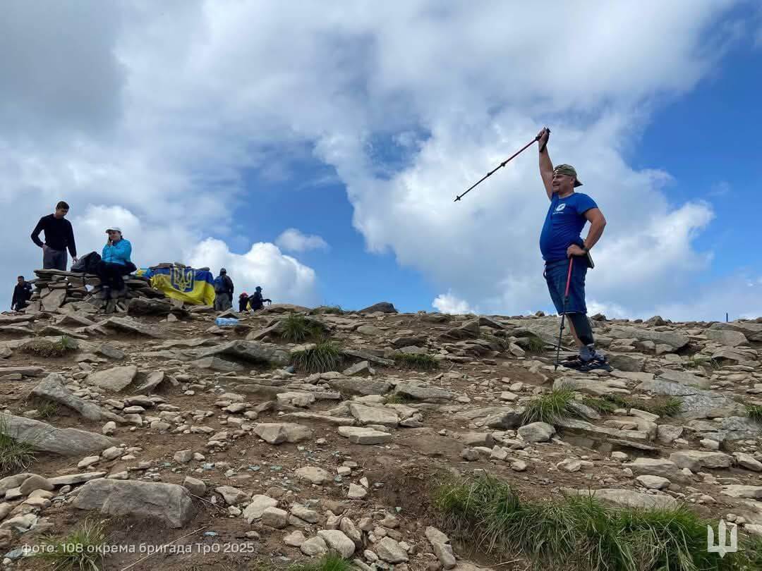 Герой 108-ї бригади ТрО встановив прапор на Говерлі