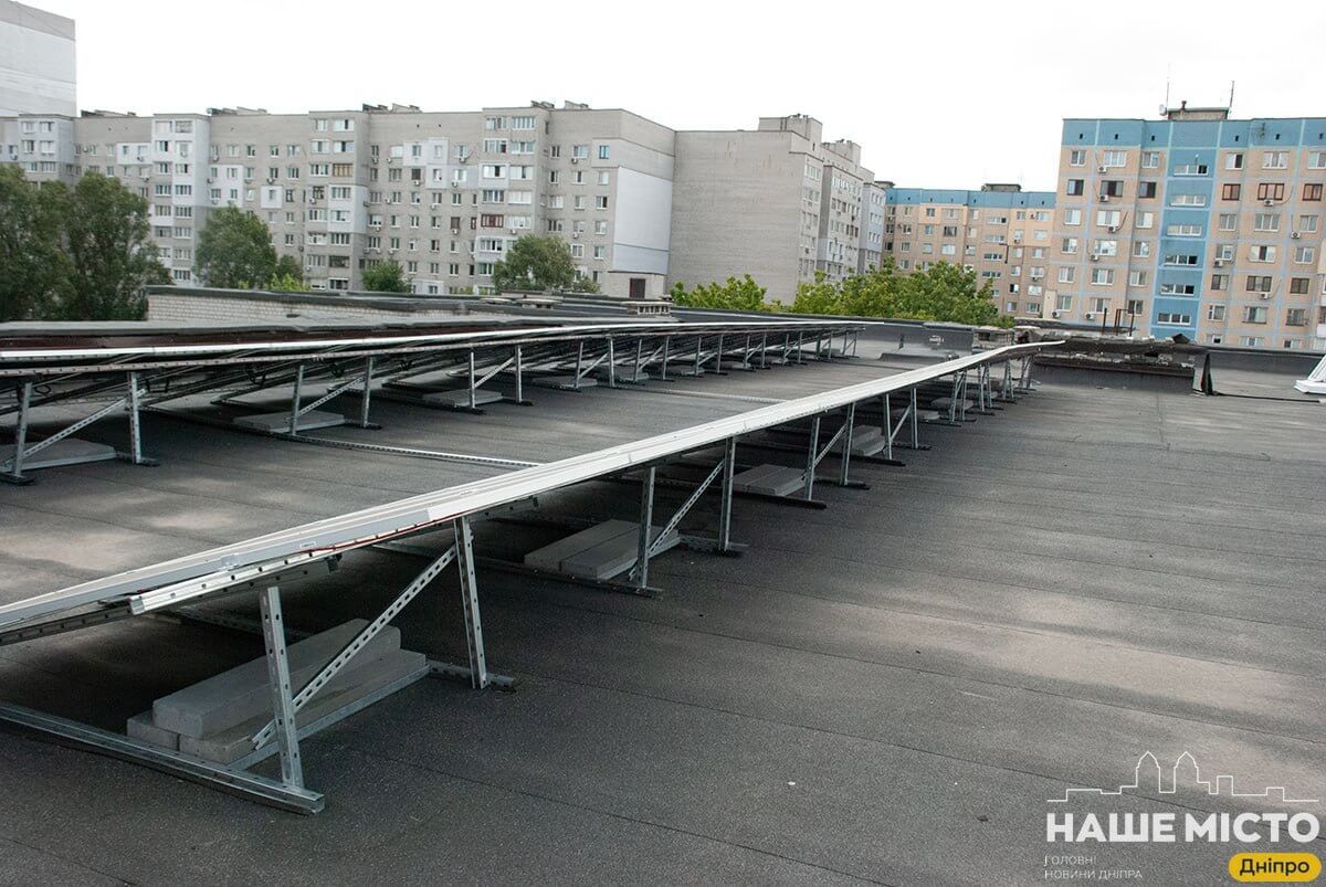 Школи Дніпра отримали сонячні станції для навчання під час відключень