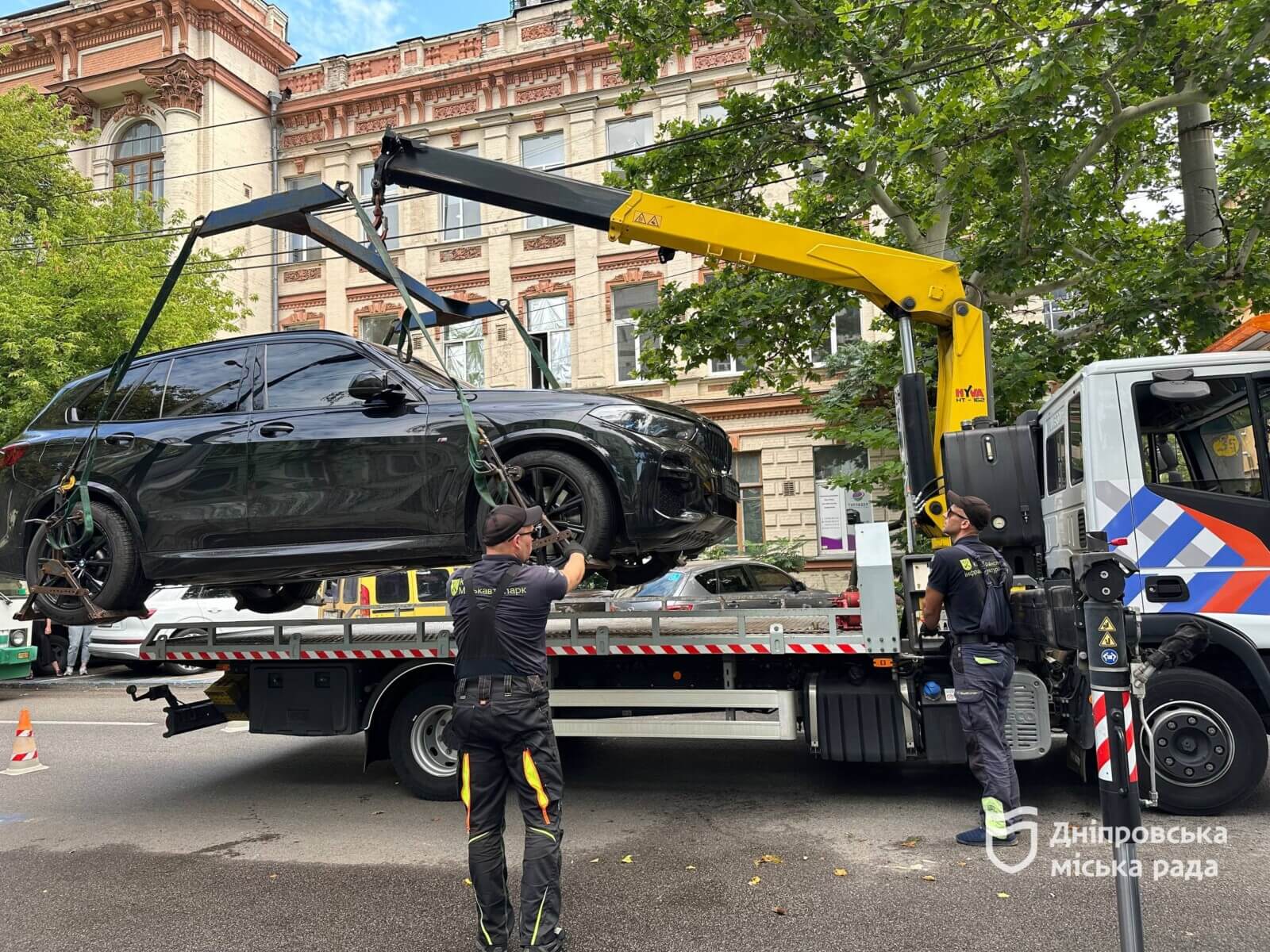 У Дніпрі евакуюють авто без номерів: деталі операції