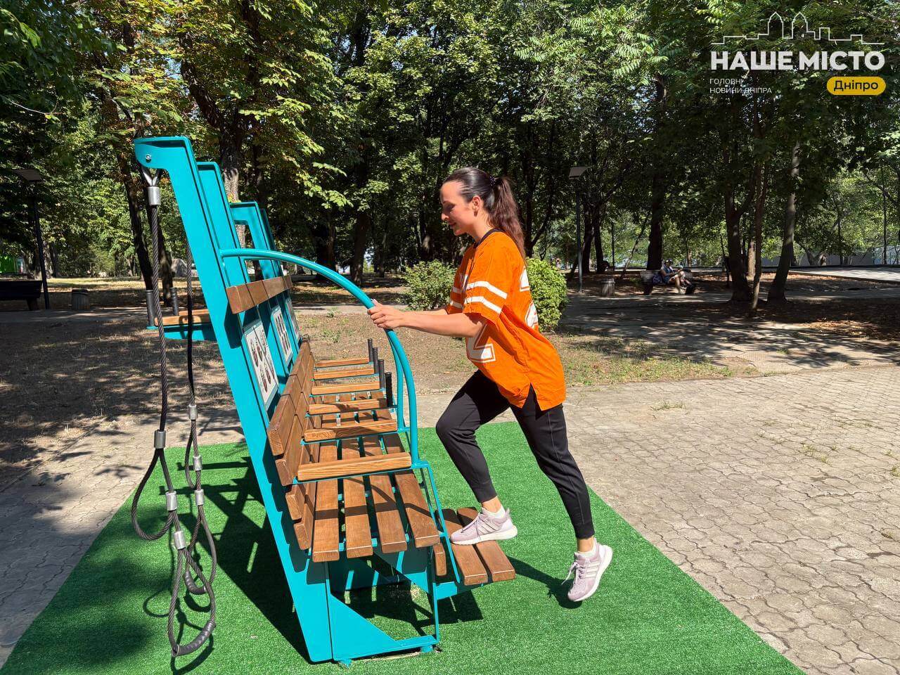 У Дніпрі з'явився вуличний тренажер-лавка для всіх