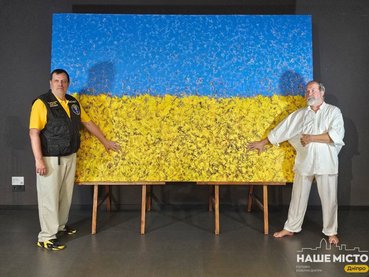 Дніпровський художник створив найбільший прапор України на полотні