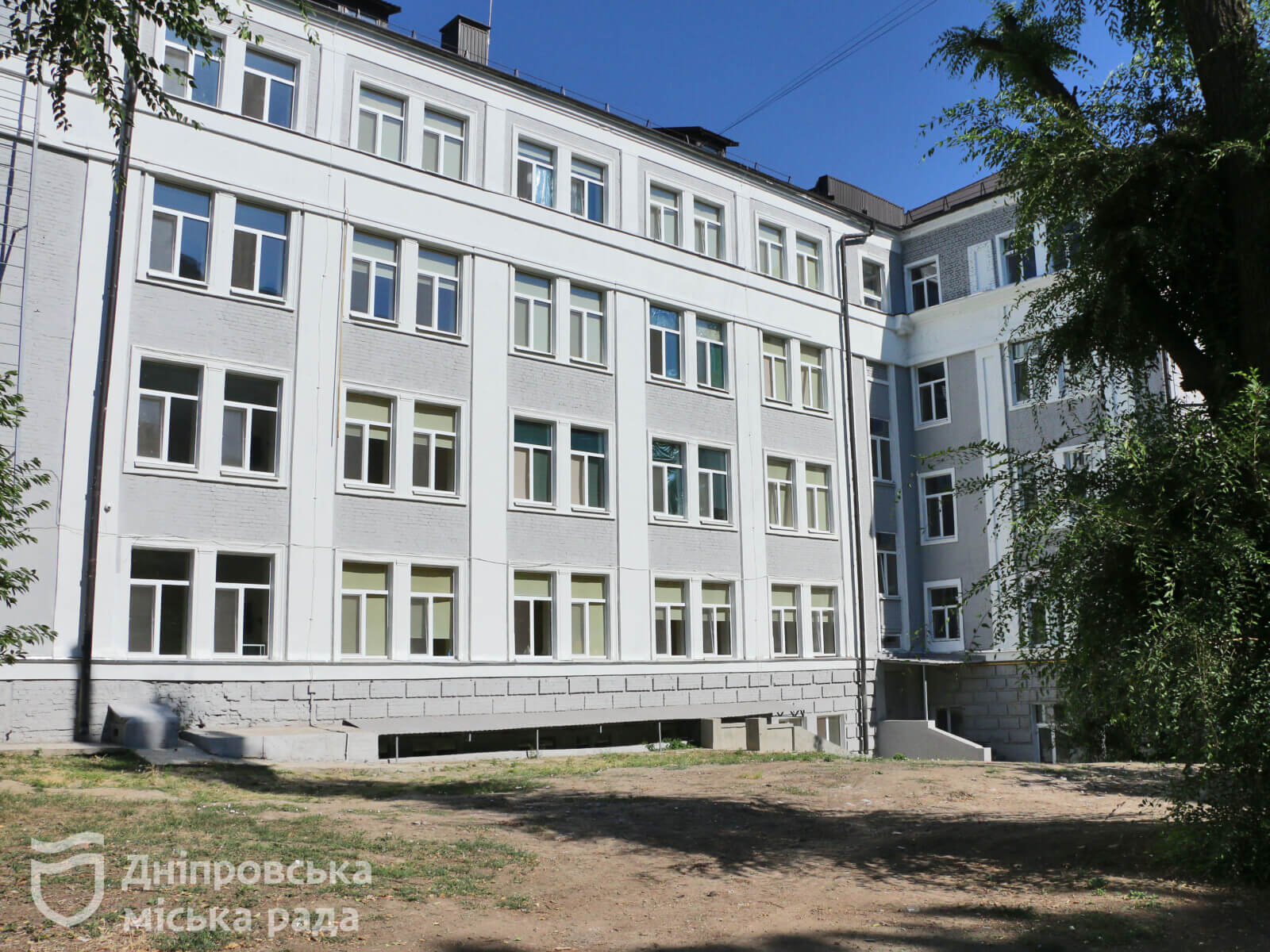 У Дніпрі відкрито Центр життєстійкості та видано ключі від житла переселенцям