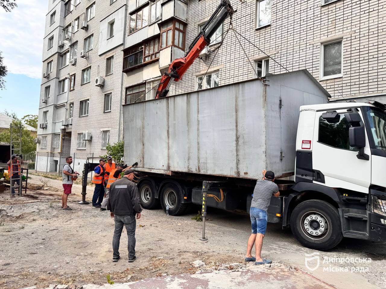 Нові зони відпочинку: у Дніпрі знесли старі гаражі
