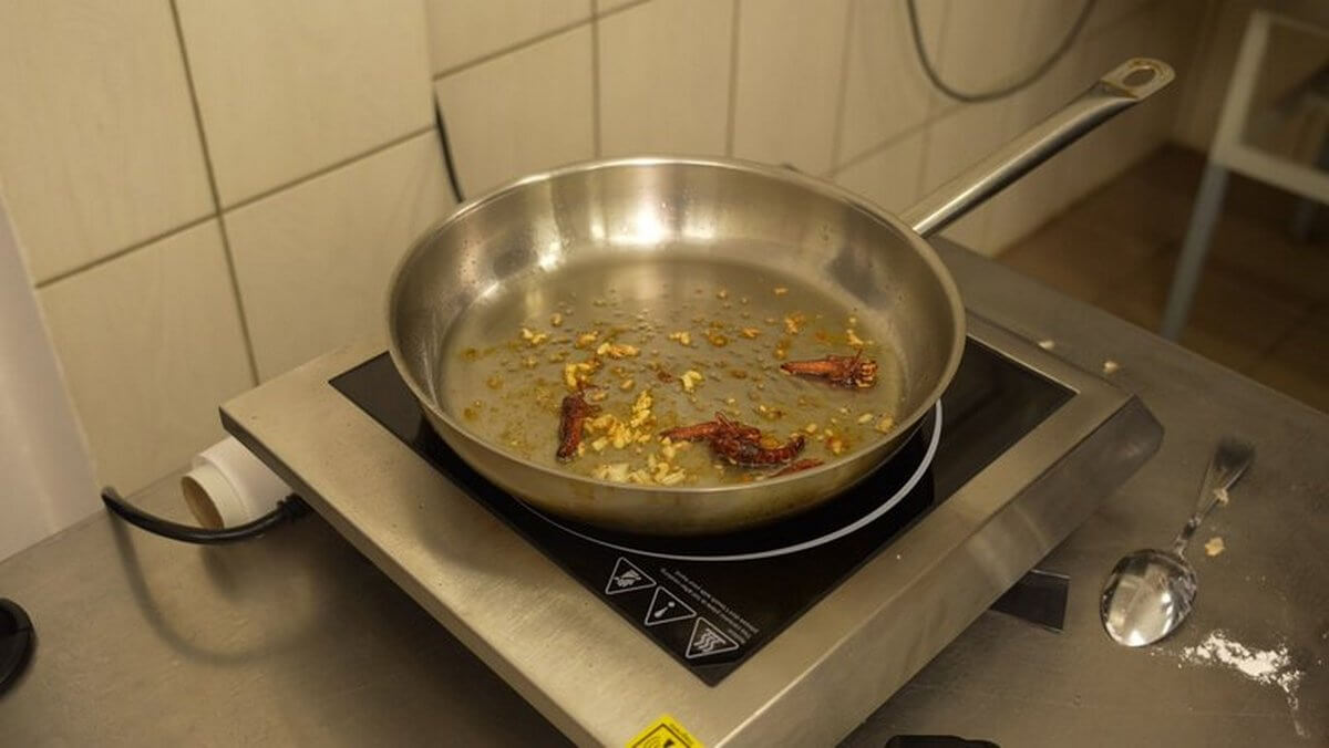 Сарана як делікатес: у Дніпрі майстерно використовують комах у кулінарії