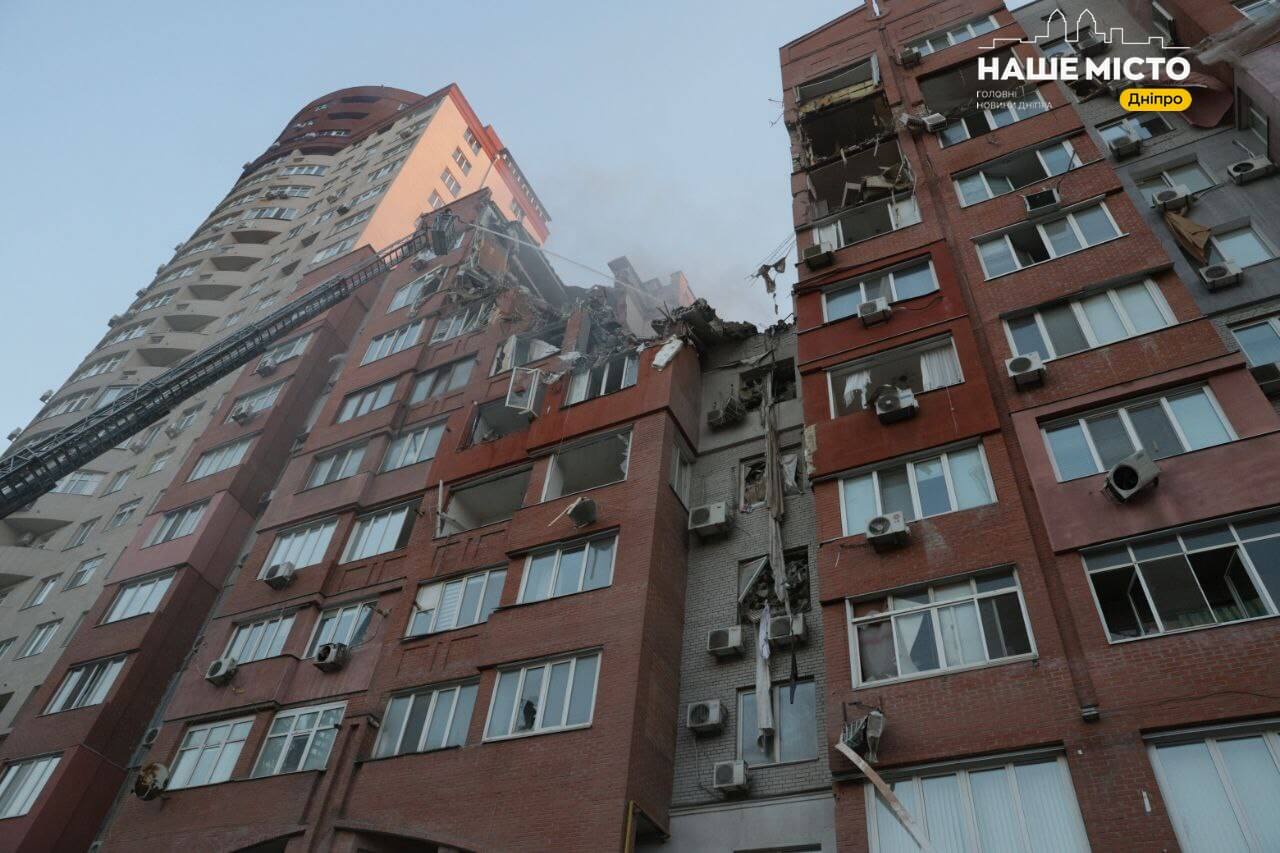 Відновлення будинку в Дніпрі, пошкодженого через ракетний удар