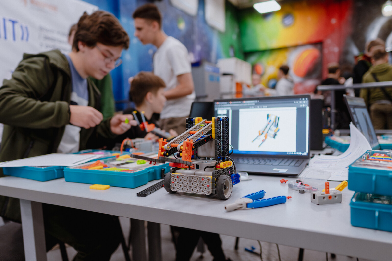 Дніпровські школярі влаштували космічну місію з роботами