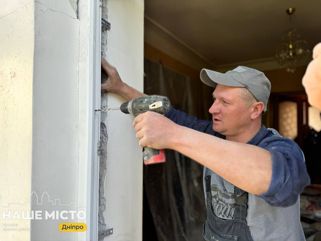 У Дніпрі швидко відремонтували будинок, пошкоджений через обстріл