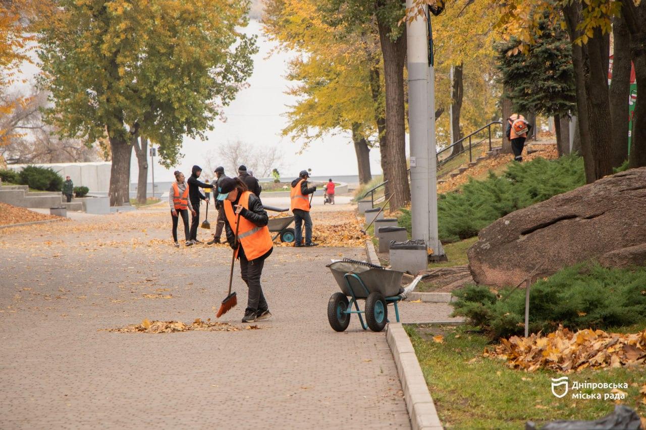 У Дніпрі триває осіннє прибирання: парки чекають на первоцвіти