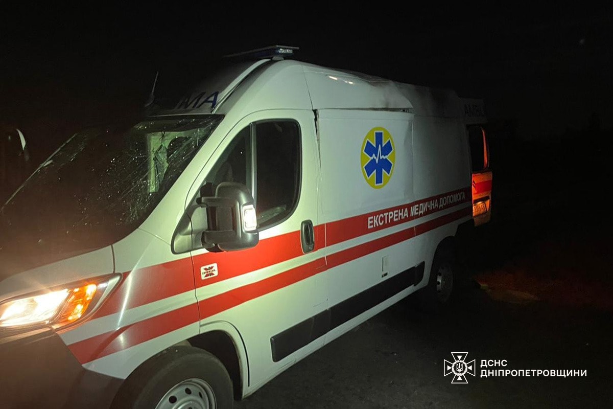 Удар по кареті швидкої в Нікополі: постраждали медики