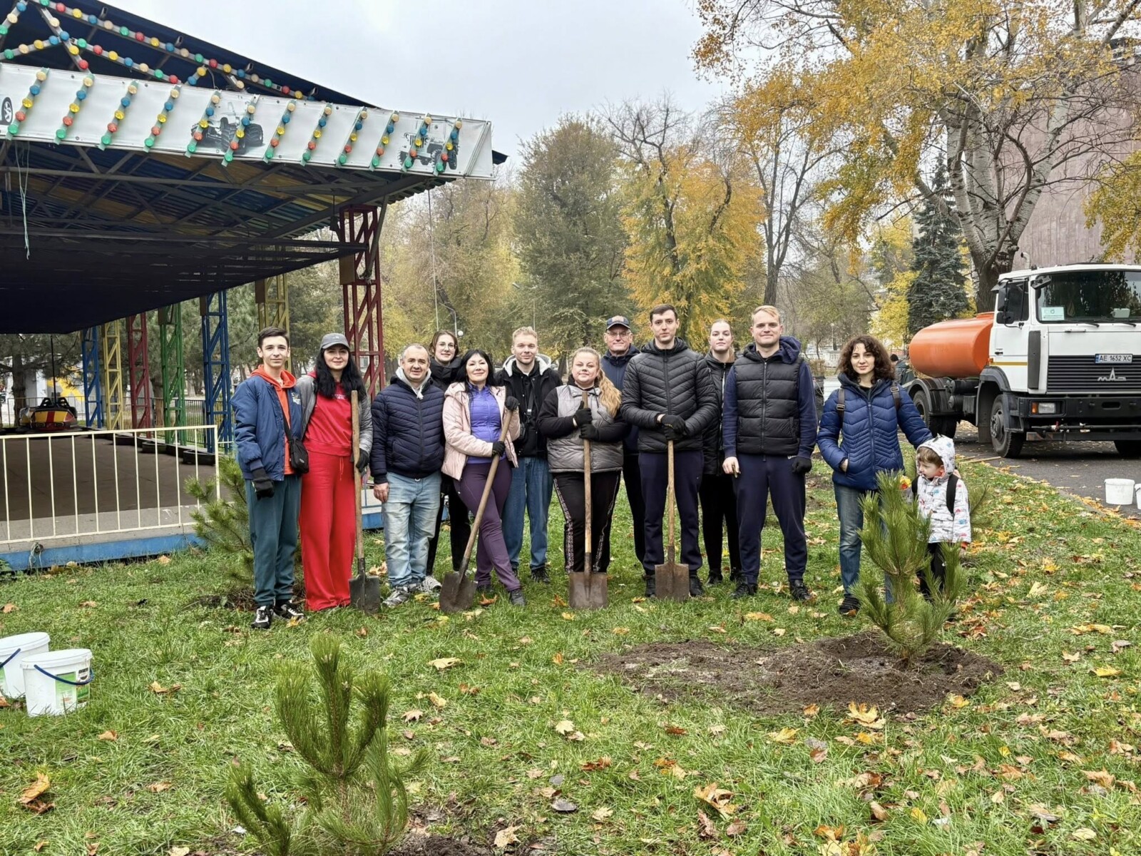 У парку Глоби Дніпра висадили 30 нових дерев