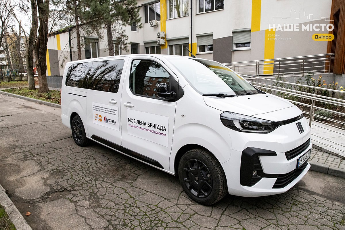 У Дніпрі мобільна бригада допомоги отримала нове авто для постраждалих від насильства