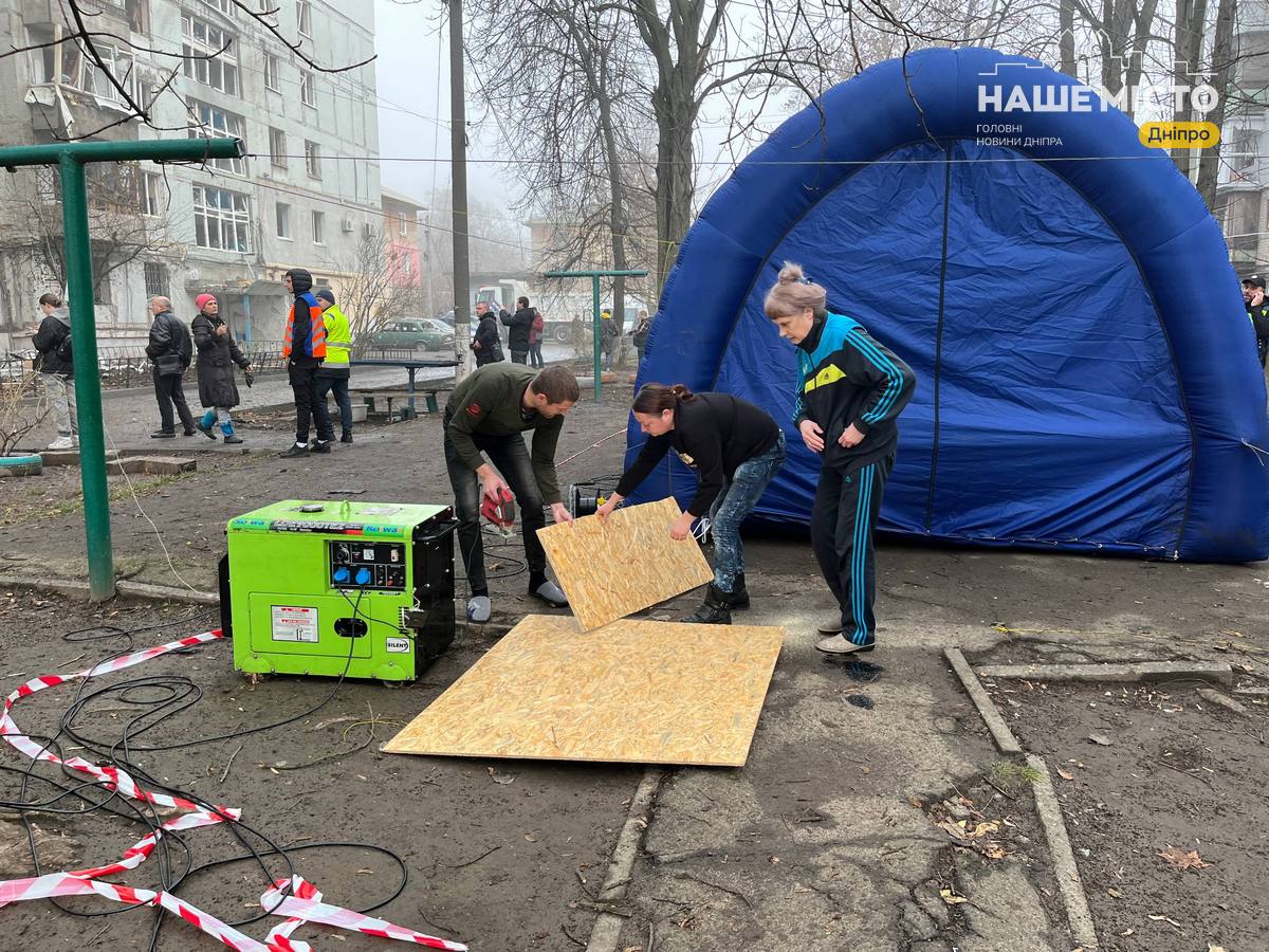 Після ракетного удару в Дніпрі допомагають постраждалим будинкам