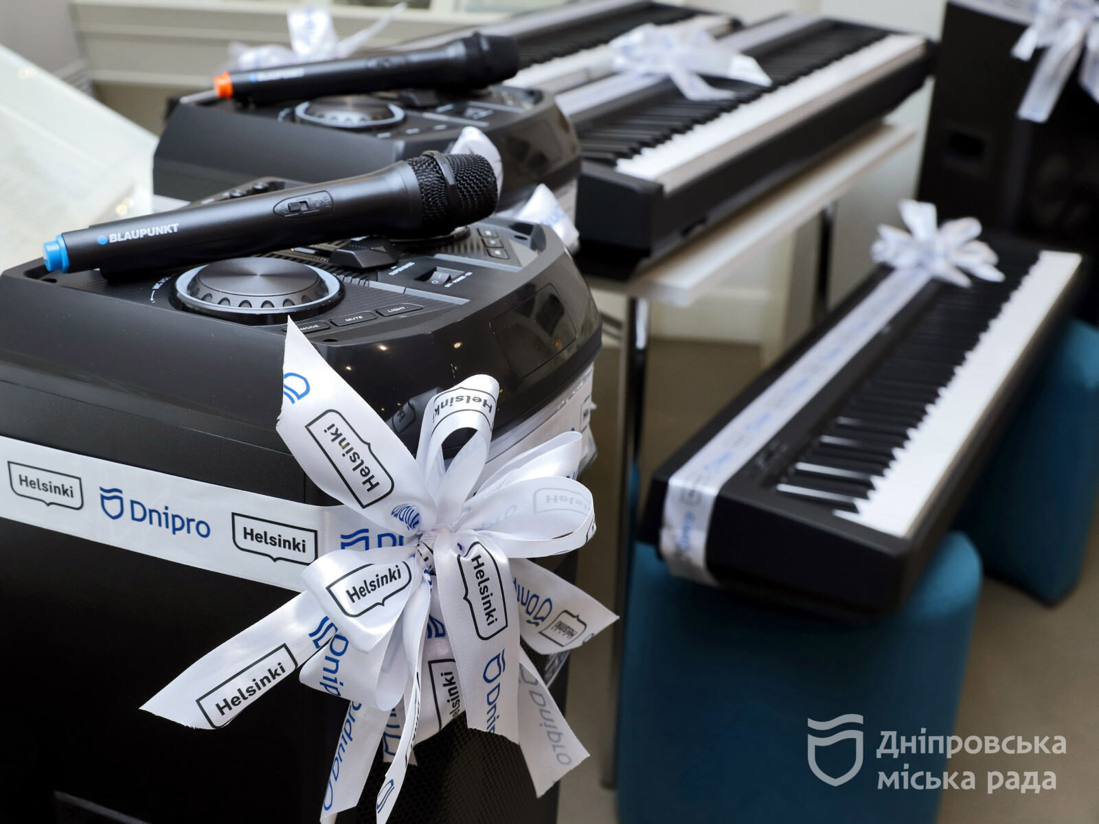 Діти загиблих героїв у Дніпрі отримали музичні інструменти