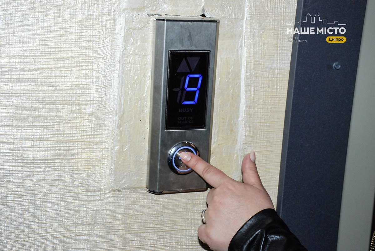 Часті відключення світла в Дніпрі: мешканці застрягають у ліфтах