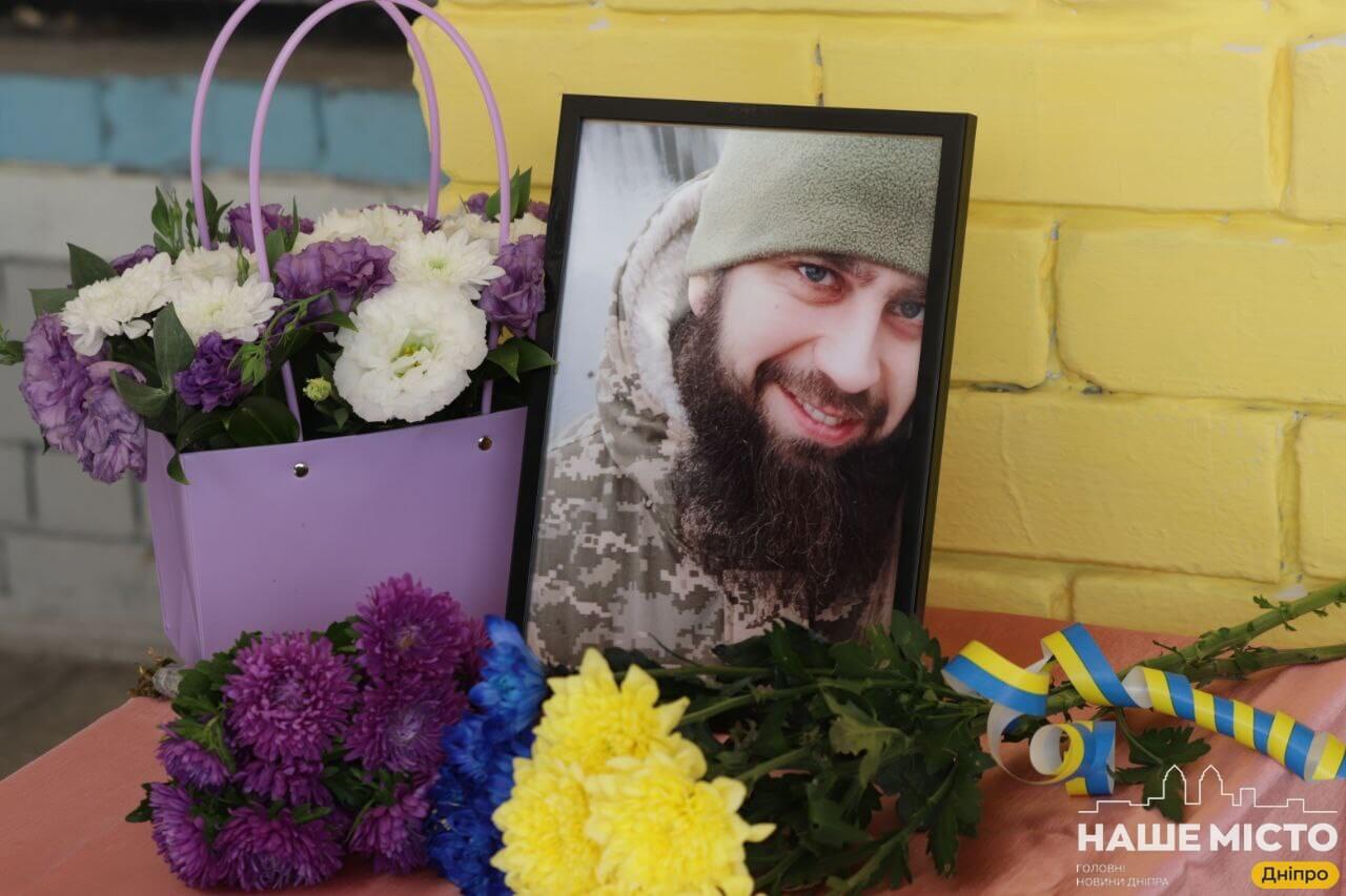 Племінниця загиблого героя з Дніпра відкрила меморіальні сторінки