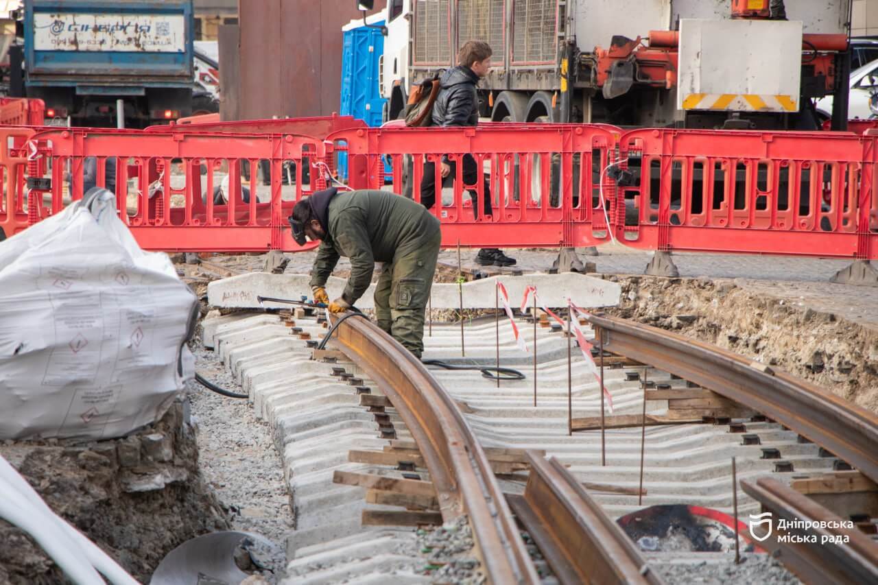Завершення ремонту у Дніпрі: нове освітлення та інклюзивна зупинка