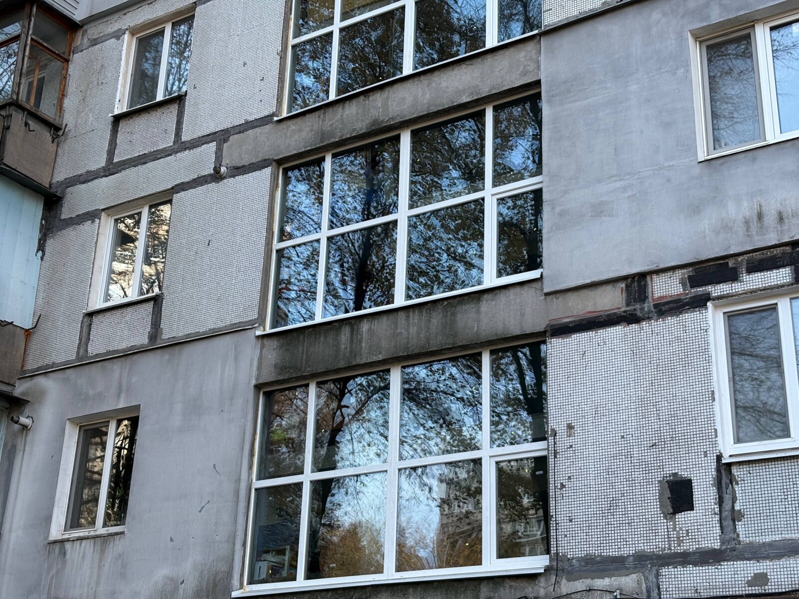 У Дніпрі активно відновлюють ОСББ після обстрілів