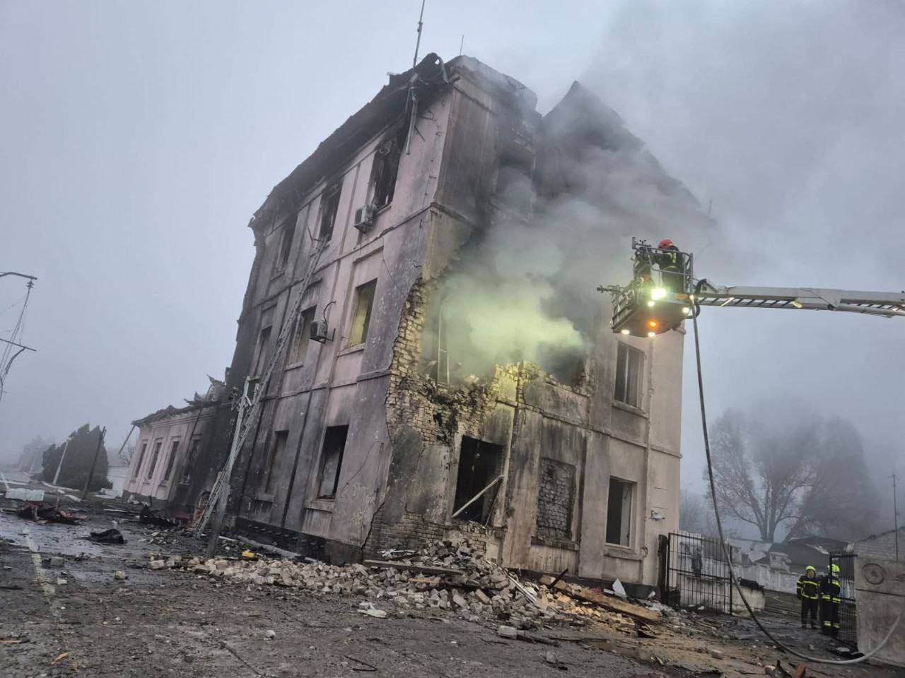 Атака на Кам’янське: постраждали цивільні та пошкоджено вокзал