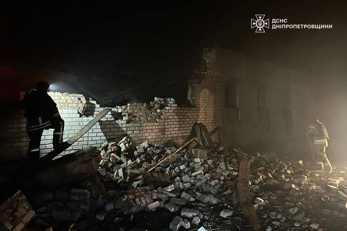 Наслідки атаки дронів у Дніпрі: загоряння складу з продуктами