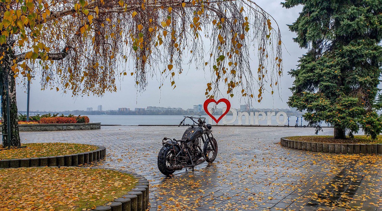 Металевий мотоцикл на Фестивальному причалі в Дніпрі: майстерна робота місцевих байкерів