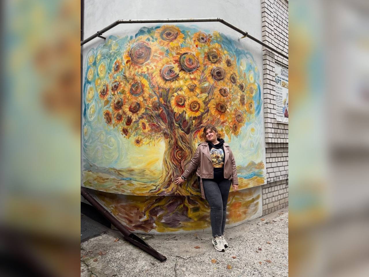 У Дніпрі з'явилося дерево з соняшників: новий мурал на Крутогірному узвозі