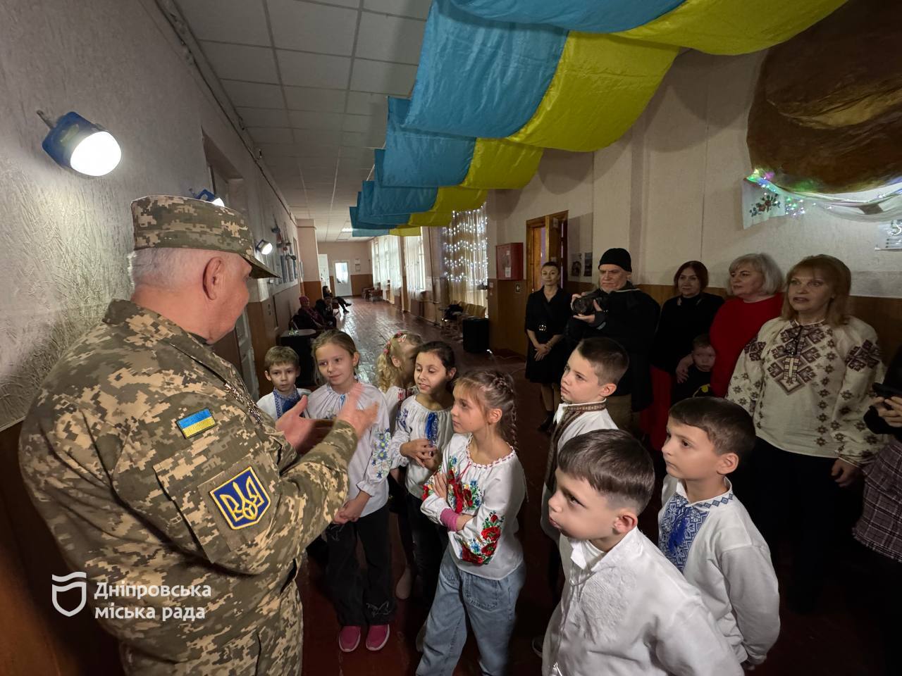 Дніпряни виготовили подарунки для захисників до Дня ЗСУ