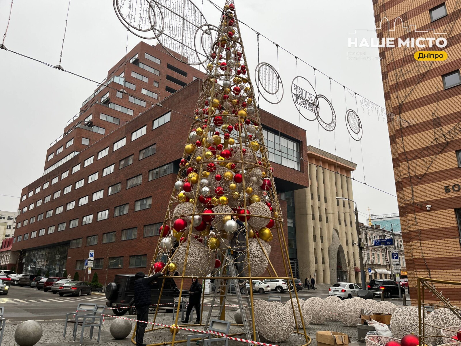 У Дніпрі встановлюють різдвяну ялинку на Кельнському бульварі