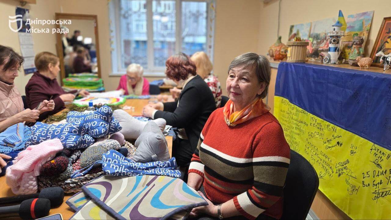 Дідусі з Дніпра рукодільничають для ЗСУ: передано понад 12 тисяч виробів