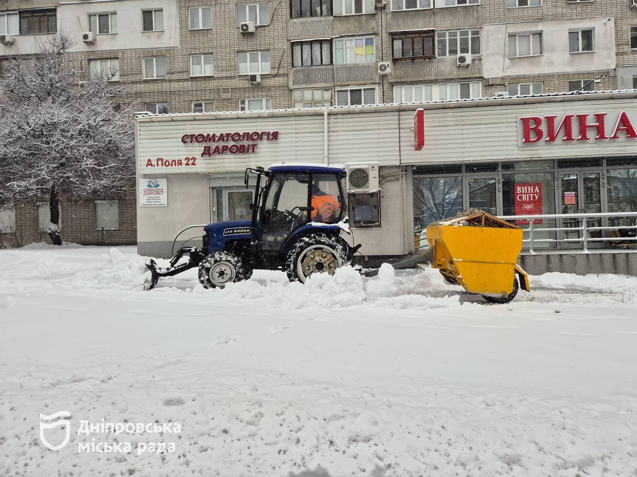Нічна боротьба зі снігом у Дніпрі: робота не припиняється