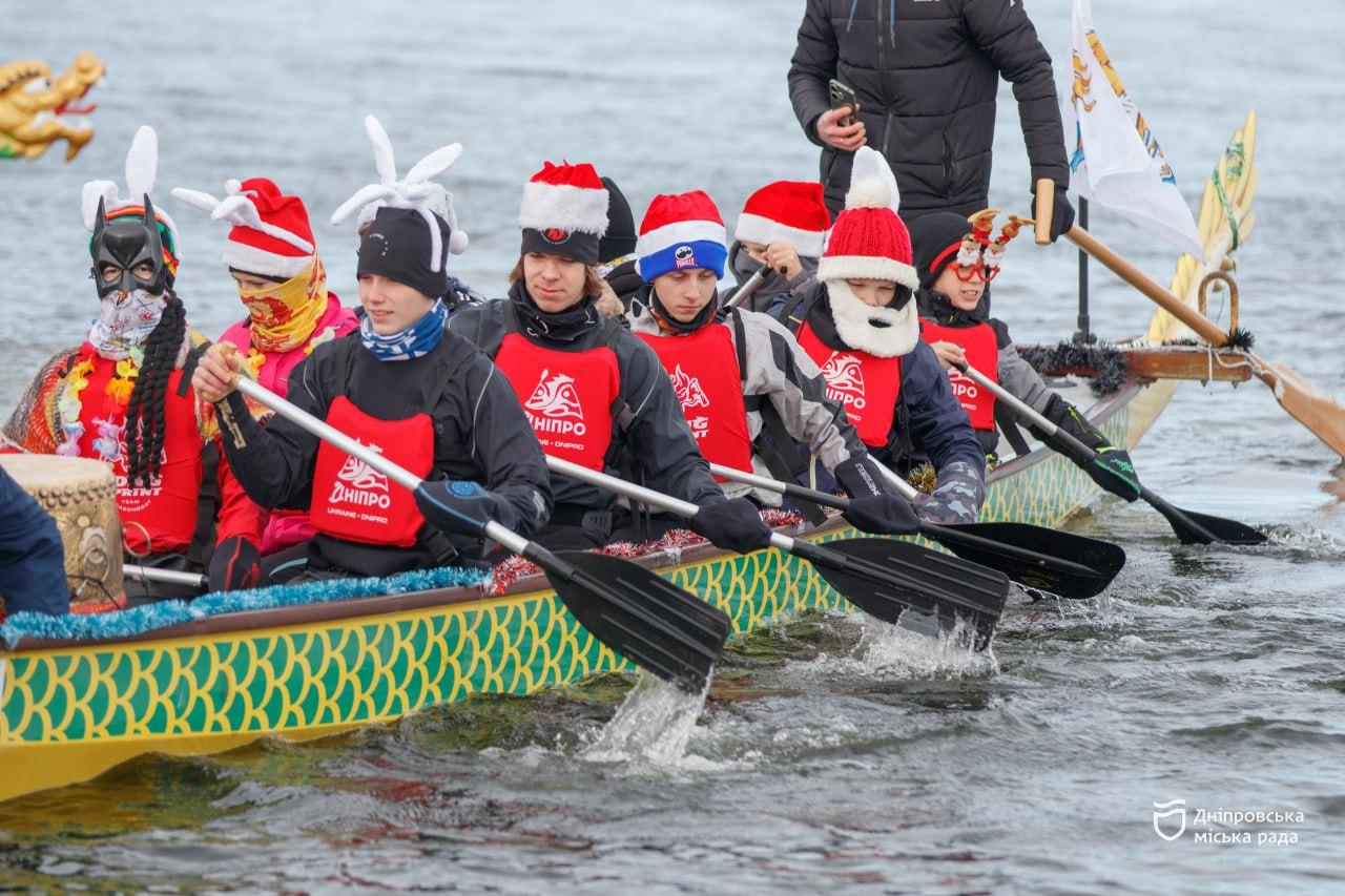 Різдвяний костюмований заплив у Дніпрі: за участю любителів та профі