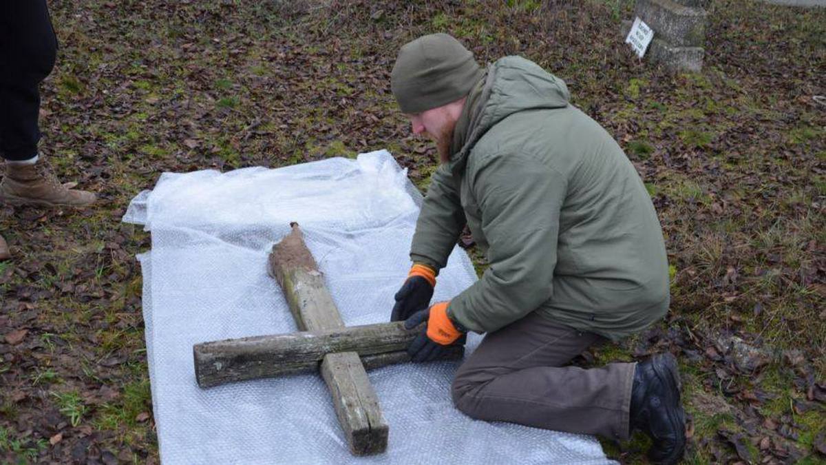 Від епохи Голодомору: у Петриківці виявлено старовинний хрест
