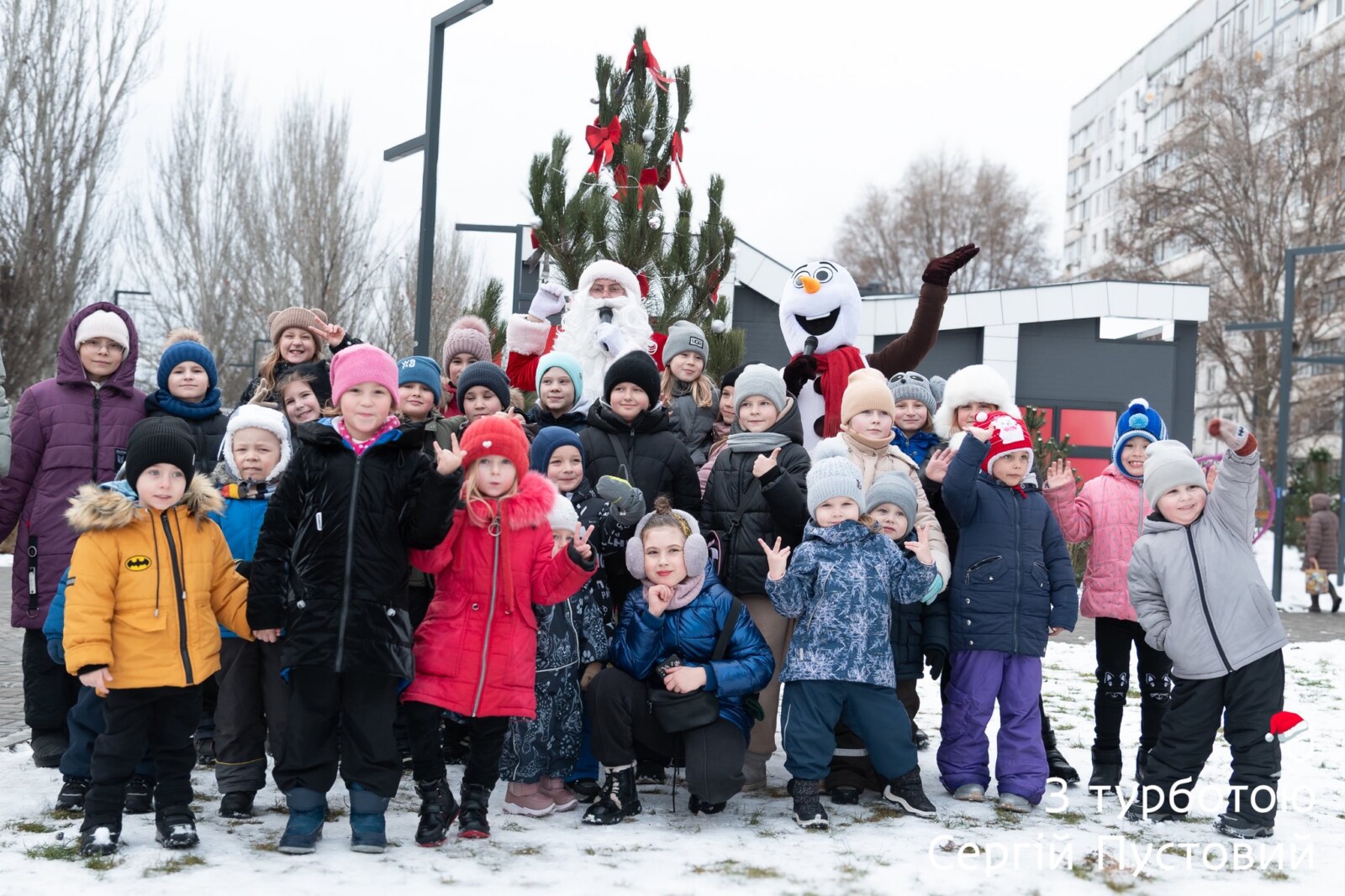 У Дніпрі відкрили новий мінісквер перед Новим роком