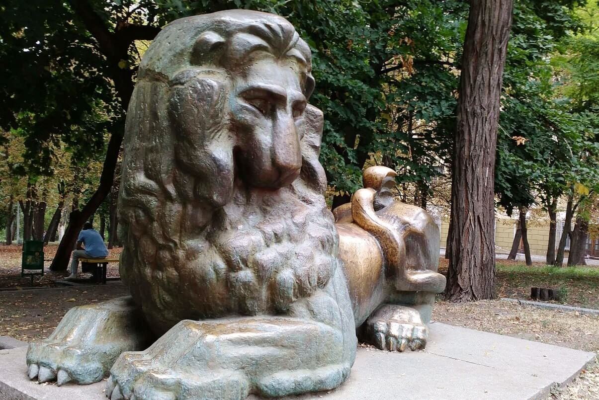 Бронзовий лев у парку Шевченка в Дніпрі