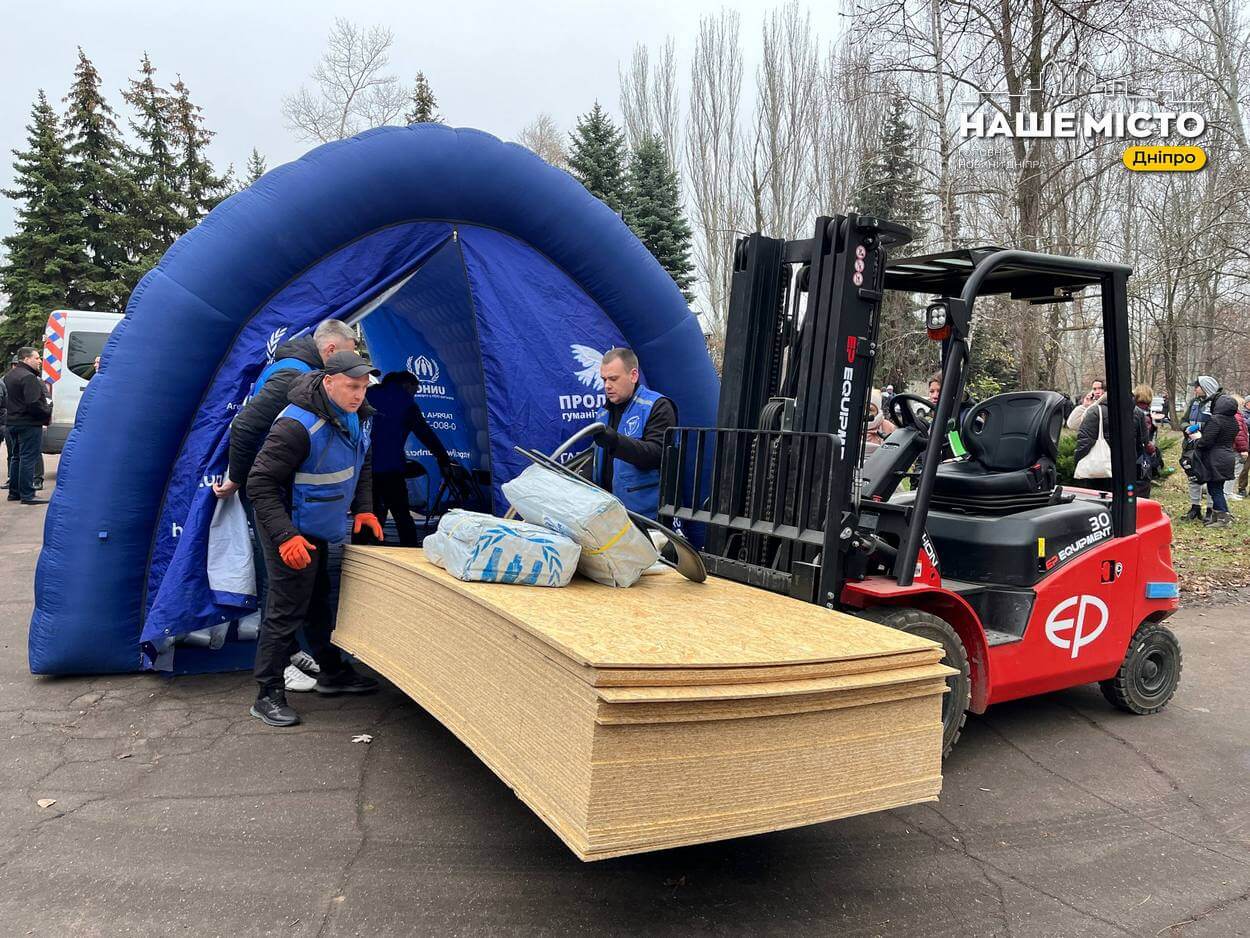 Ракетна атака у Дніпрі пошкодила офіси гуманітарних організацій