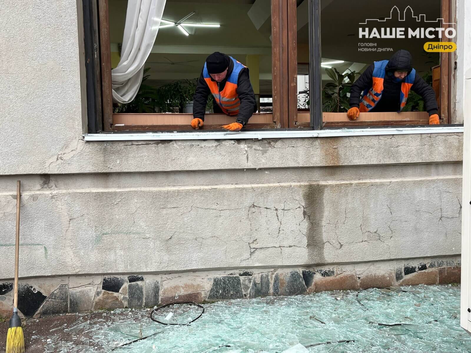 Ракетна атака у Дніпрі: пошкоджено чотири багатоповерхівки та інші будівлі