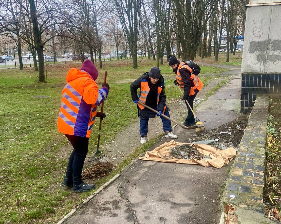 Дніпро працює над усуненням наслідків ракетного удару