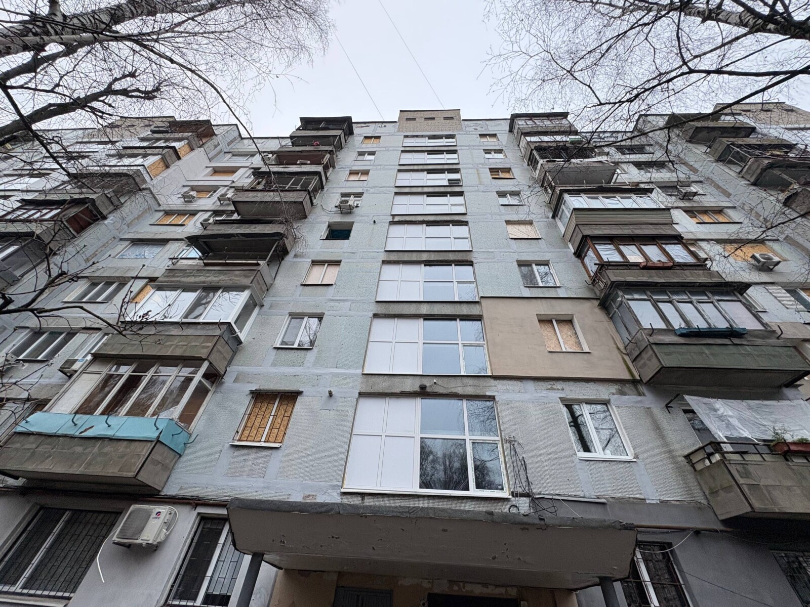 Відремонтовано покрівлю будинку у Дніпрі після ракетного удару