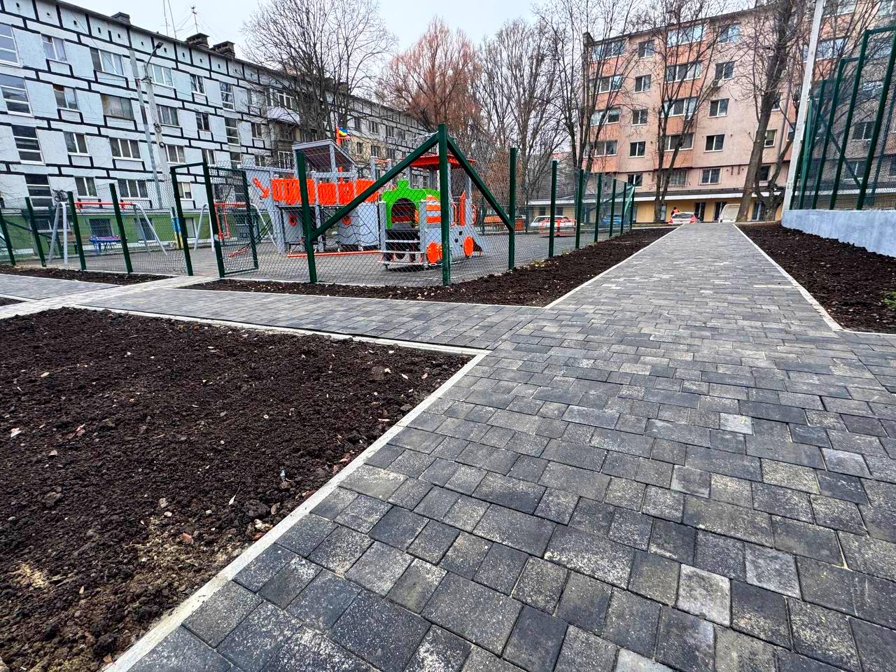 У Дніпрі на вул. Мирослава Скорика облаштовано нову зону відпочинку