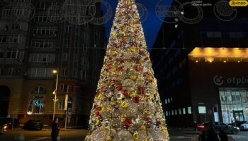 Новорічний Дніпро: яскрава ялинка та фотозони на Кельнському бульварі