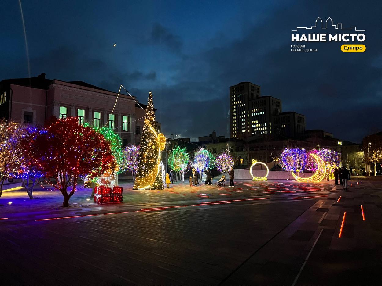 Дніпро святково оздоблений: головні атракції Успенської площі