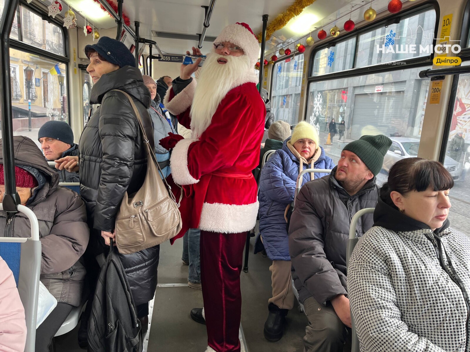 Різдвяний настрій у транспорті Дніпра: Санта Клауси роздавали подарунки