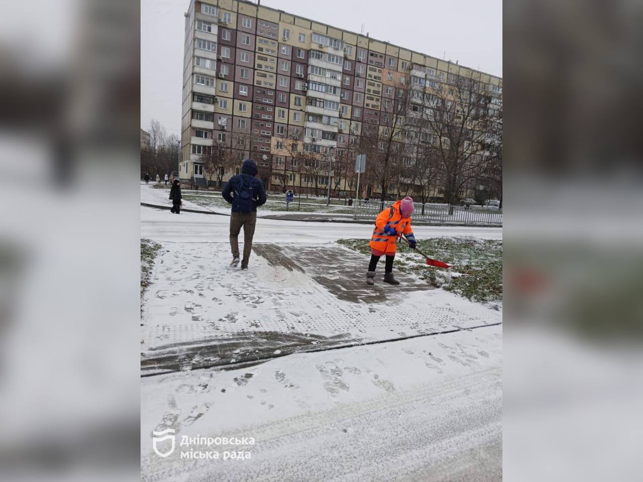 У Дніпрі снігоприбиральна техніка на дорогах: водіїв просять не перешкоджати
