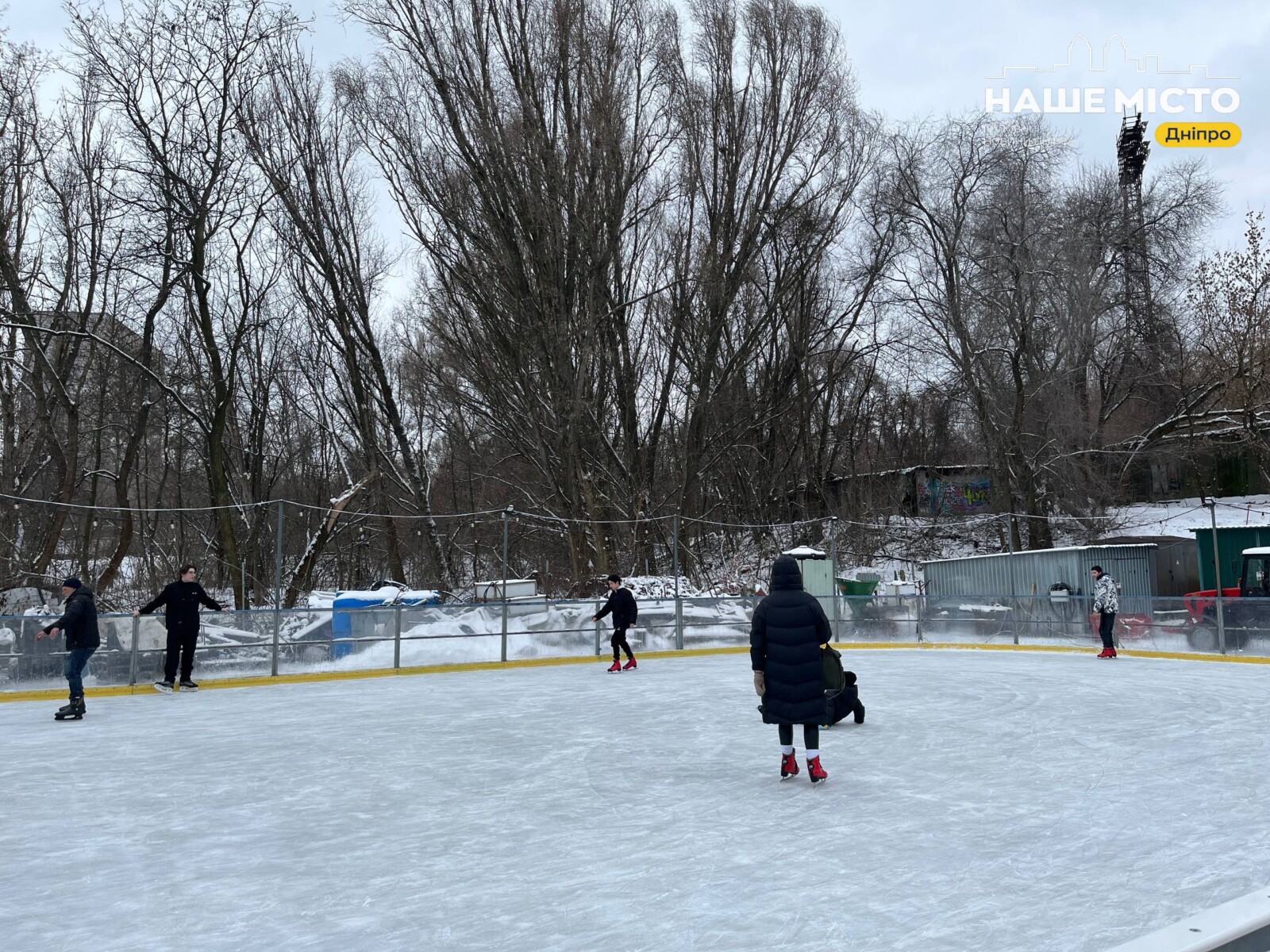 Відкрили сезон катання: у Дніпрі запрацювала ковзанка під відкритим небом