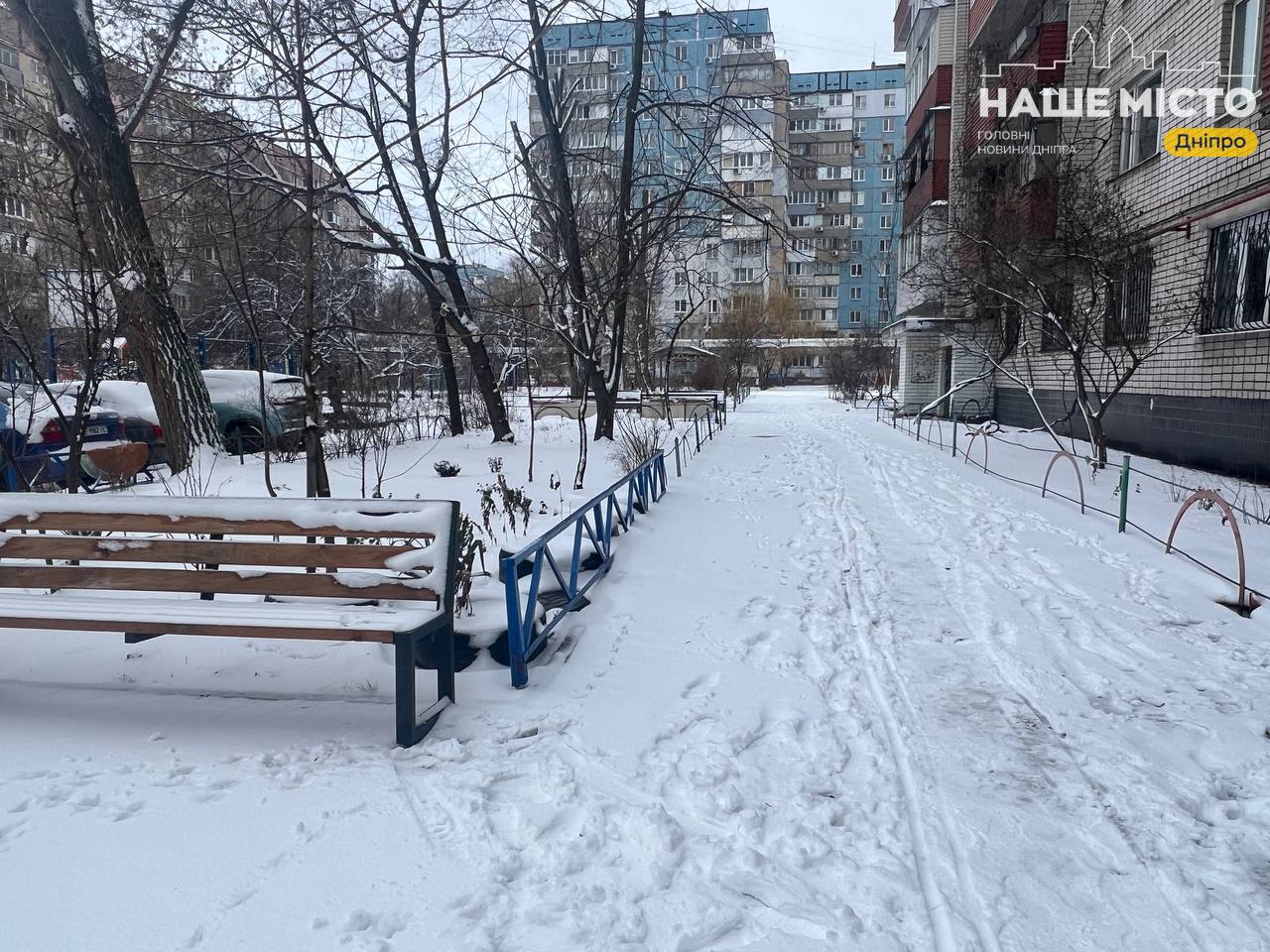 Дніпро зустрічає зиму: місто покрилося снігом напередодні свят