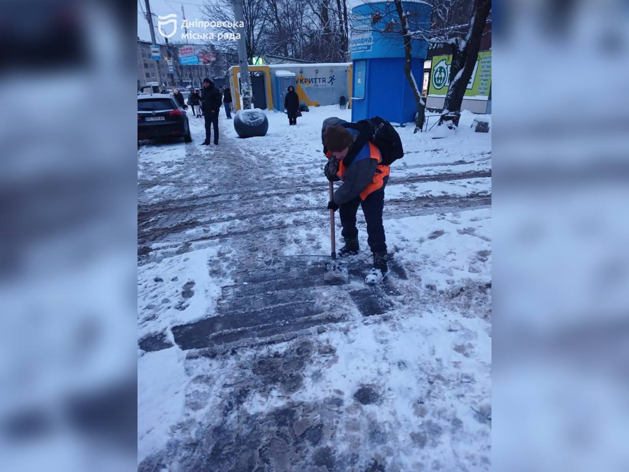 У Дніпрі засипано вулиці протиожеледними матеріалами