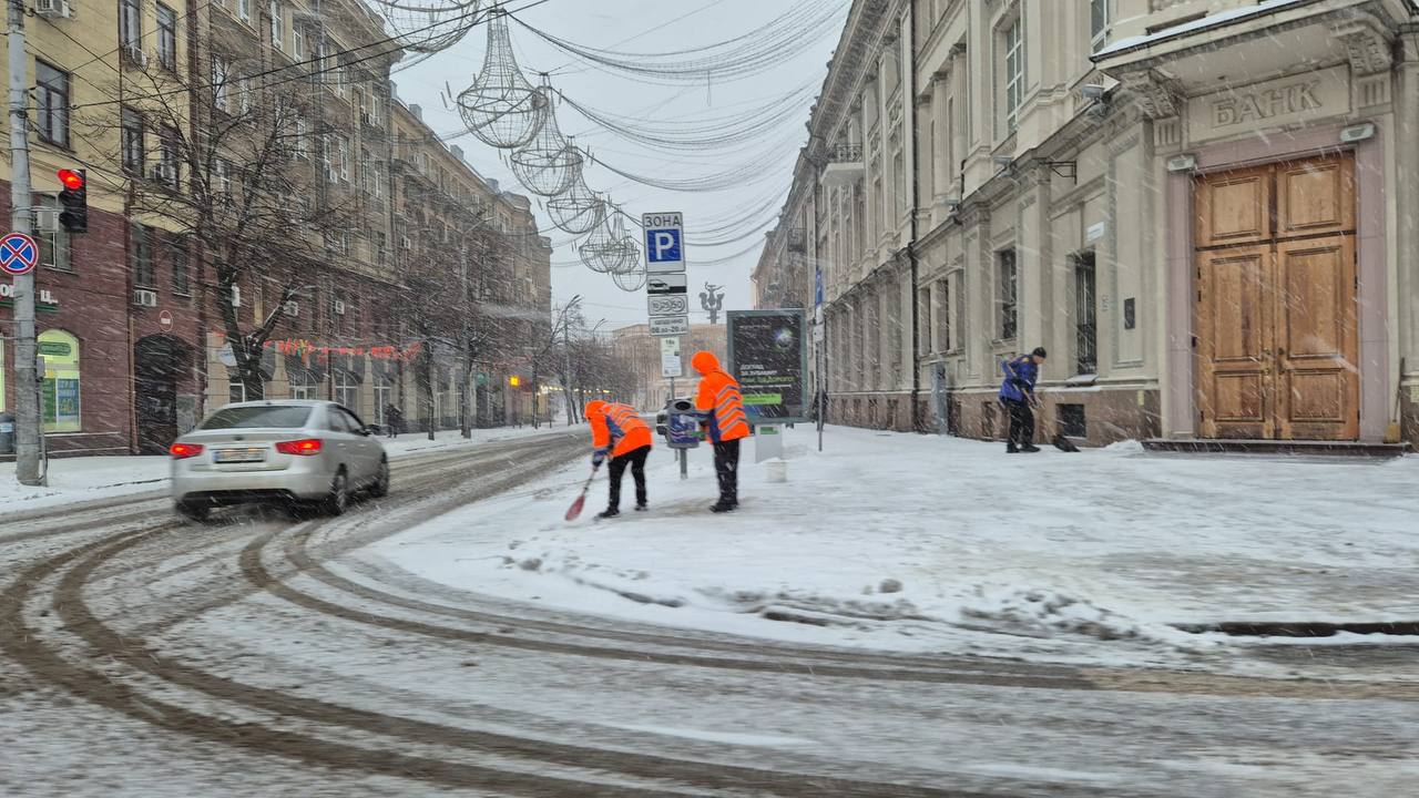 Дніпро бореться зі снігопадом: комунальники активно працюють