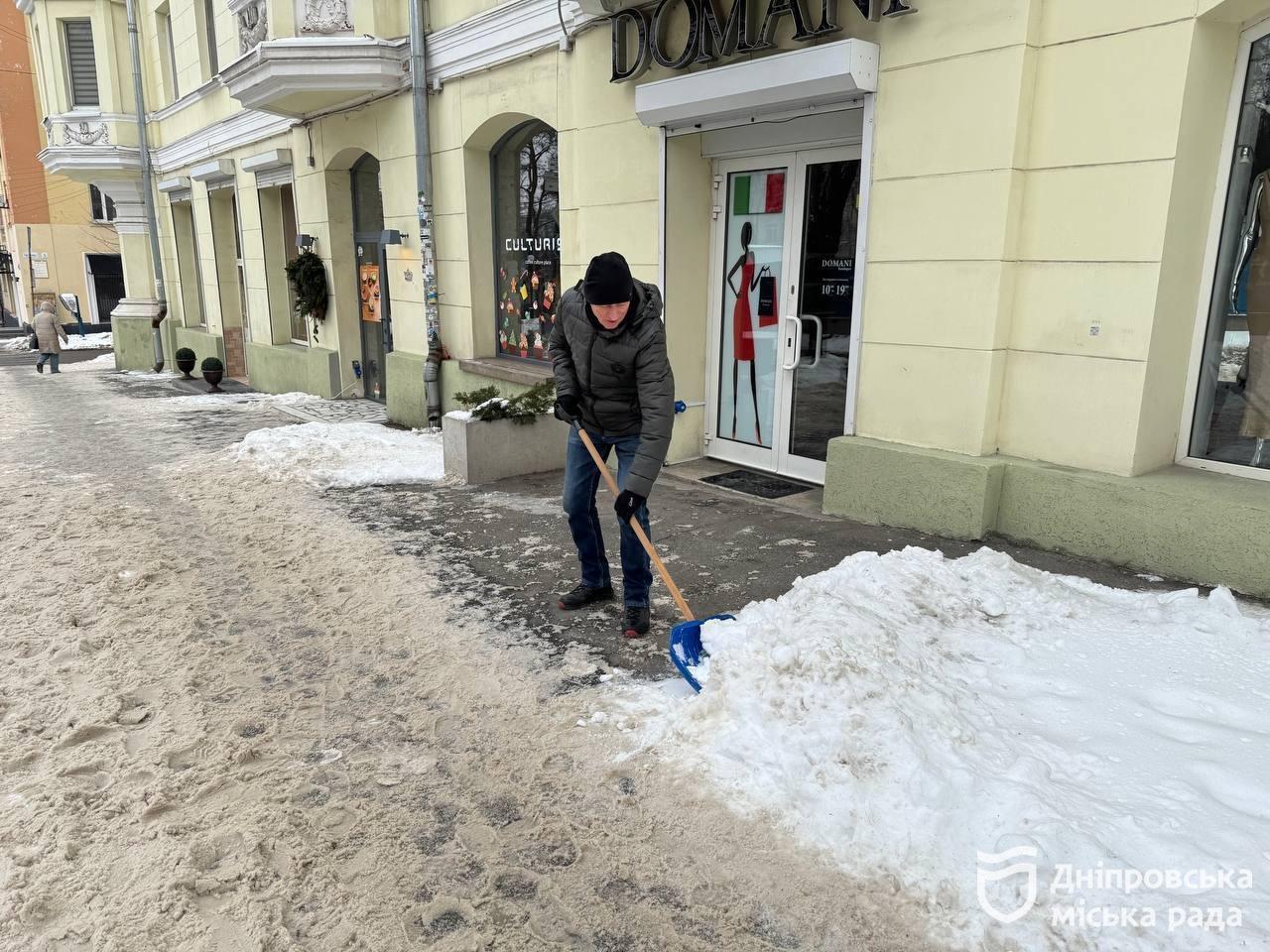 Дніпро: Очищення тротуарів від снігу – обов’язок підприємців
