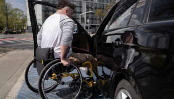 У Дніпрі адаптують авто для осіб з інвалідністю