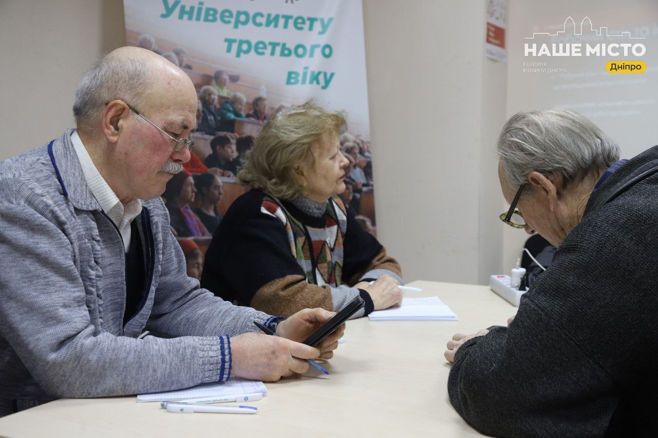 Цифрова грамотність: як літні люди у Дніпрі освоюють iPhone