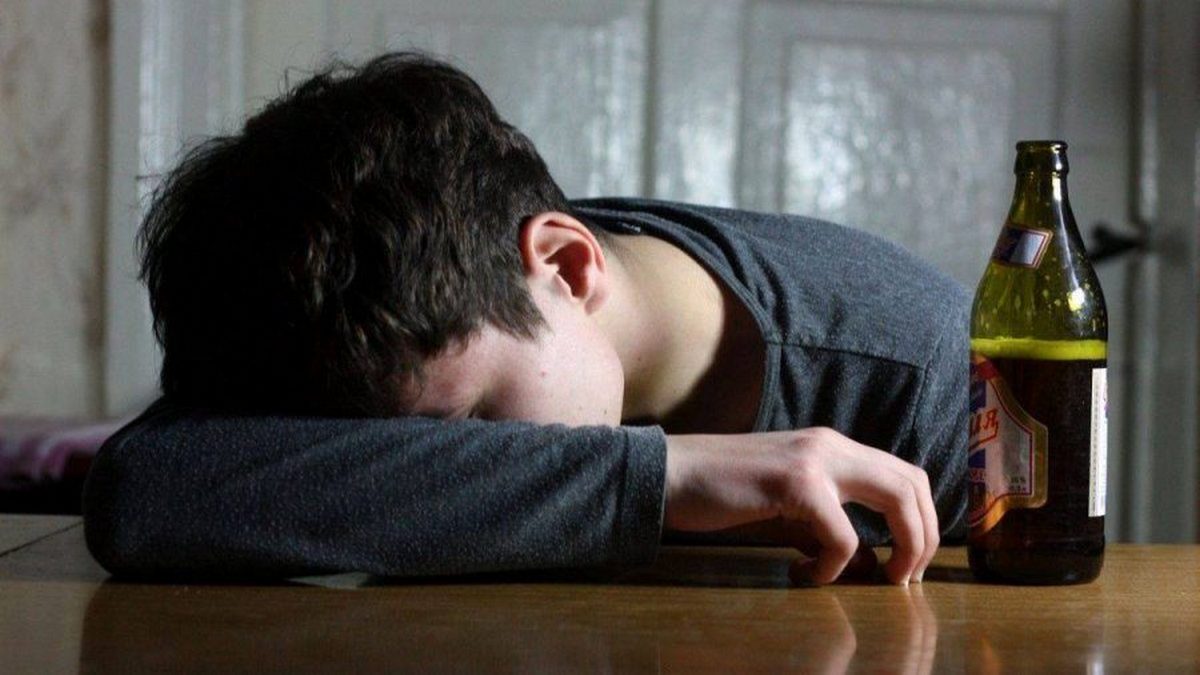 Небезпечний алкоголь: чому підліткам варто уникати спиртного